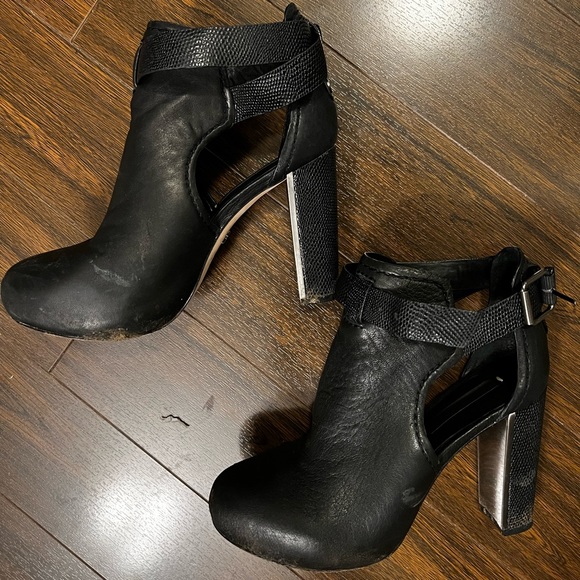 COPY - BCBG heels - Picture 4 of 7